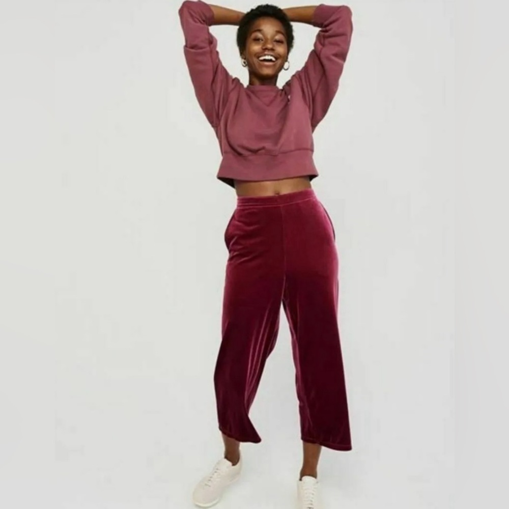 Abercrombie & Fitch Women's Wide Leg Velvet Pants in Deep Burgundy